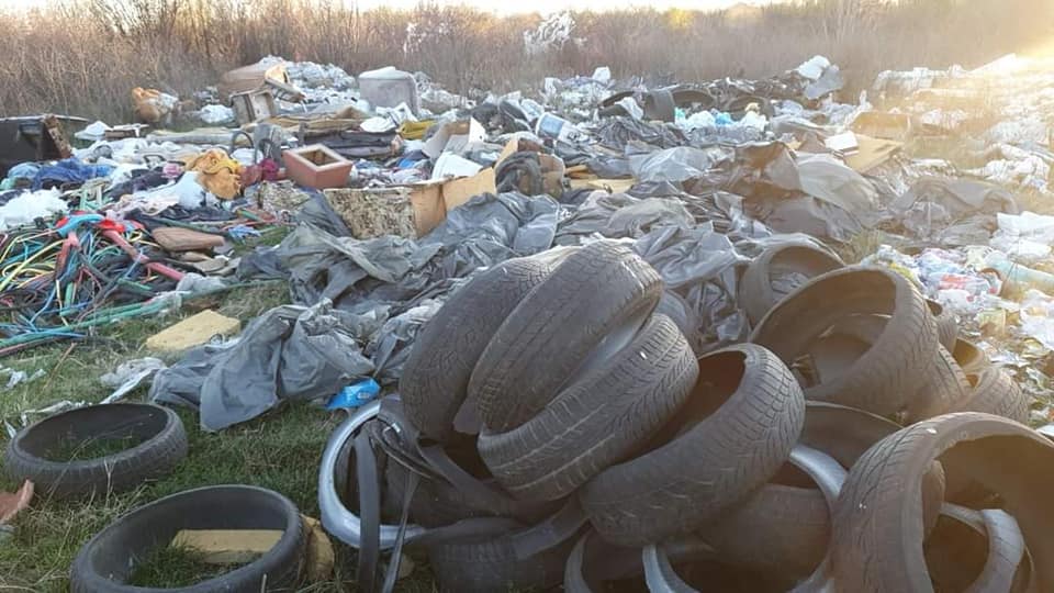 Ministerul Mediului lansează un proiect de lege dur pentru combaterea importurilor ilegale de deșeuri și produse second-hand neconforme Ministerul Mediului insiste pe măsuri stricte pentru gestionarea importurilor de deșeuri și produse de consum second-hand, după ce cifrele indică o creștere alarmantă a situațiilor de ilegalitate în acest sector