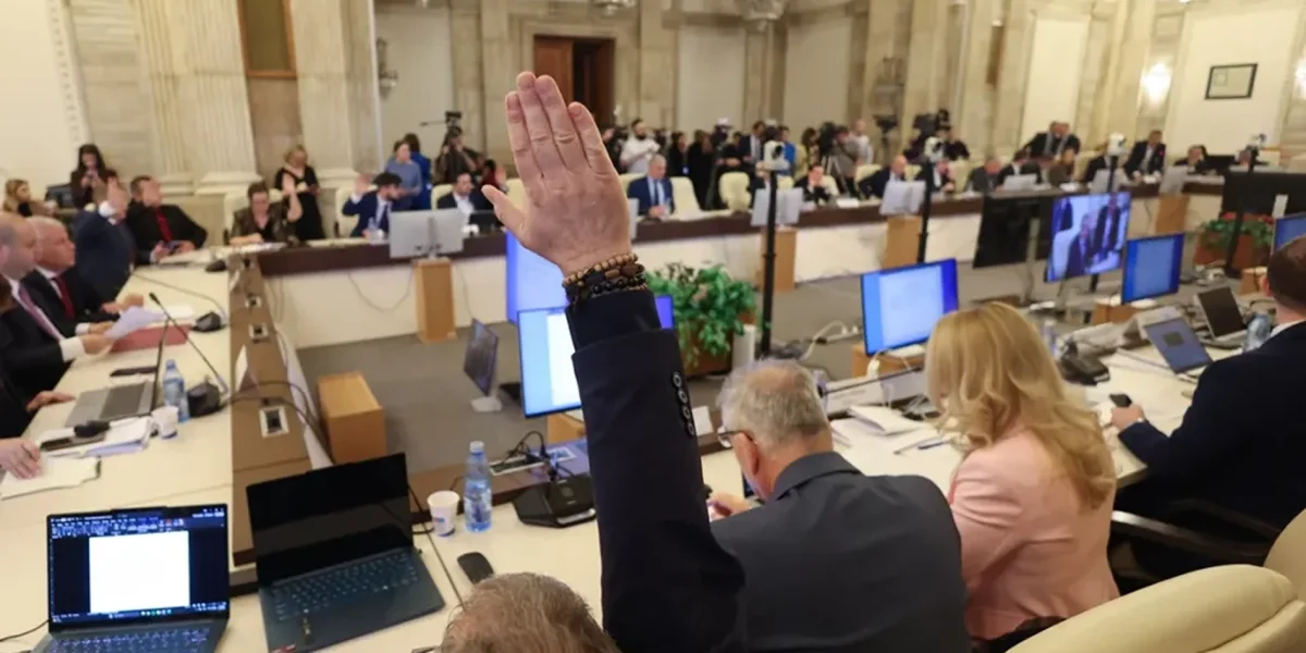 Siegfried Mureșan acuză PSD și AUR de sabotaj în procesul de adoptare a bugetului pentru 2026 Suspansul a atins cote maxime în dezbaterea parlamentară legată de bugetul pentru anul 2026, după ce europarlamentarul liberal Siegfried Mureșan a lansat acuzații dure la adresa coaliției PSD-ALDE și a formațiunii extremiste AUR