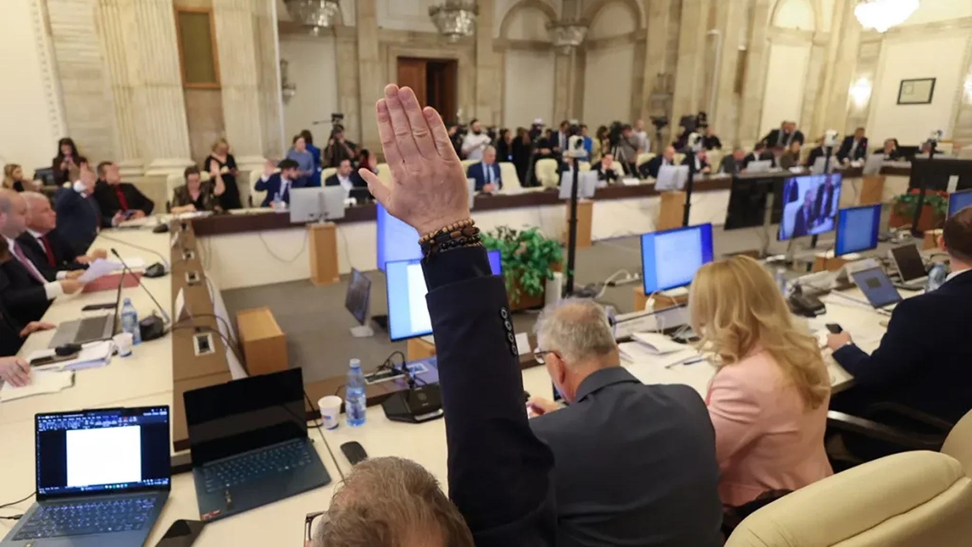 Siegfried Mureșan acuză PSD și AUR de sabotaj în procesul de adoptare a bugetului pentru 2026 Suspansul a atins cote maxime în dezbaterea parlamentară legată de bugetul pentru anul 2026, după ce europarlamentarul liberal Siegfried Mureșan a lansat acuzații dure la adresa coaliției PSD-ALDE și a formațiunii extremiste AUR