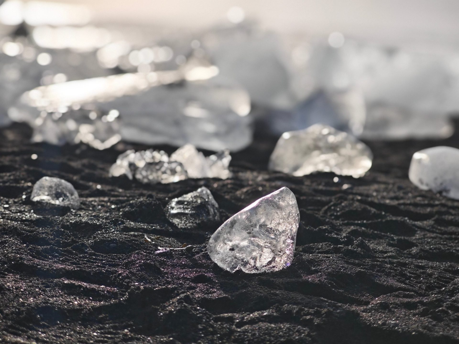 O descoperire revoluționară în lumea materialelor ultra-dure a fost anunțată de cercetătorii chinezi, care au reușit pentru prima dată să creeze în laborator un diamant a cărui duritate depășește pe cea a diamantului natural