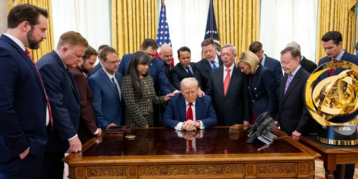 Momente surprinzătoare și controversate la Casa Albă: pastorii evanghelici se roagă pentru Donald Trump într-un cadru oficial Un eveniment neobișnuit a avut loc recent în cadrul reședinței prezidențiale din Washington, scena devenind subit scena unei rugăciuni colective care a atras atenția opiniei publice atât din America, cât și dincolo de ocean