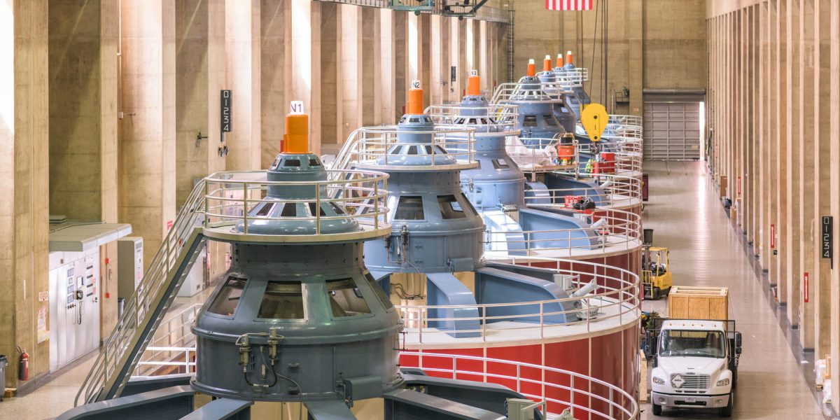 Războiul pentru dominația în domeniul inteligenței artificiale (IA) se lovește de un obstacol imprevizibil: infrastructura electrică a Statelor Unite, ce încearcă să țină pasul cu investițiile uriașe ale marilor giganți tehnologici