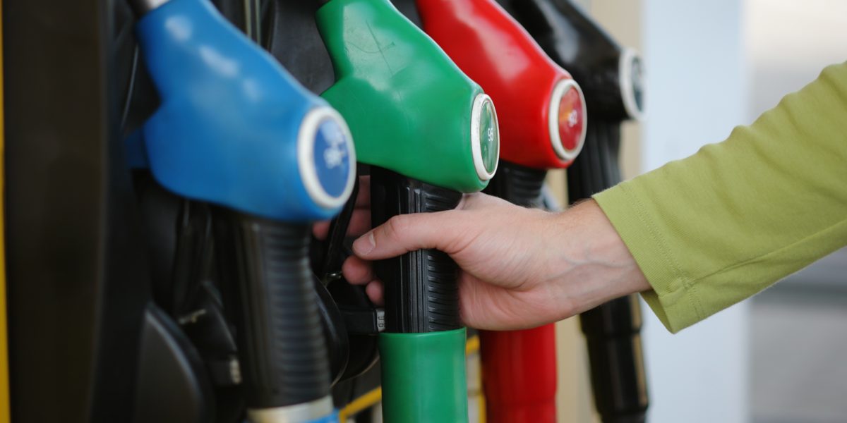 Prețurile carburanților continuă să se scumpească în România, iar week-end-ul aduce o nouă majorare pentru motorină, în timp ce benzina rămâne stabilă