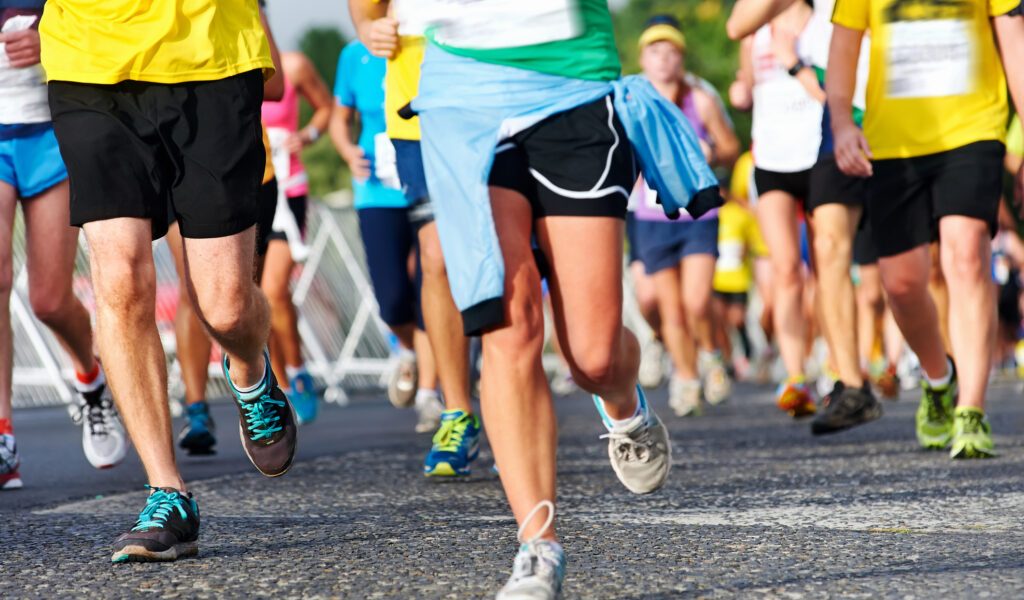 Maratoanele și cursele urbane, din simple evenimente sportive, devin mișcări de regenerare urbană și impuls economico-social în România În ultimii ani, fenomenul sporturilor de masă a ieșit din sfera simplei competiții pentru a deveni o forță de transformare urbană și socială în România