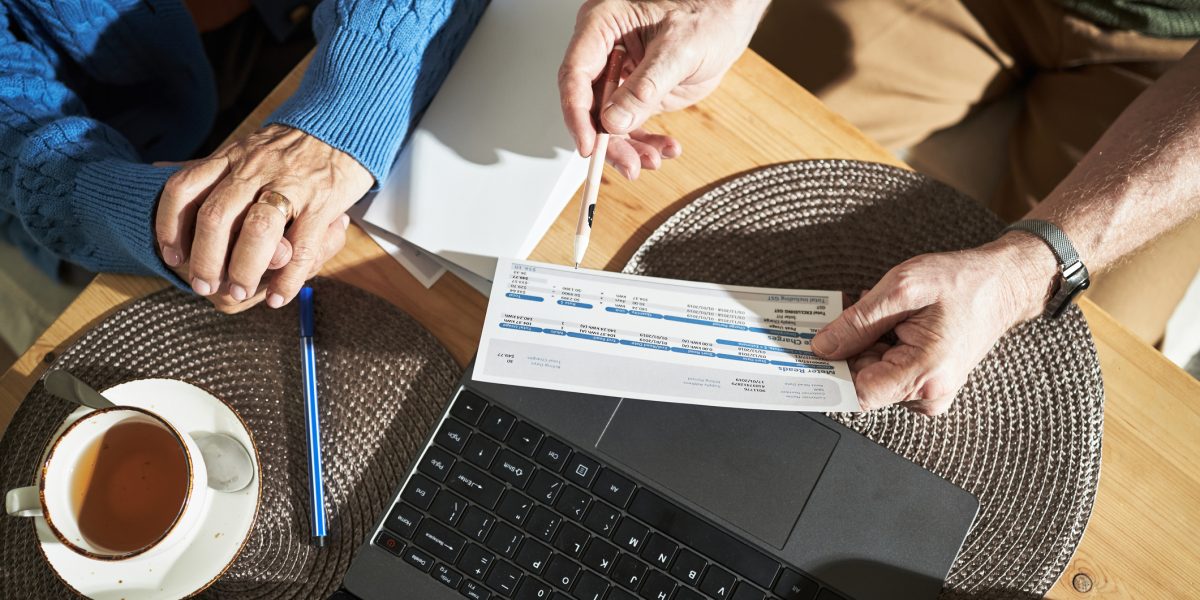 Românii își schimbă tot mai frecvent furnizorul de electricitate, fenomenul care a atins în 2025 cifre record, reflectând o competiție acerbă pe piața energetică locală