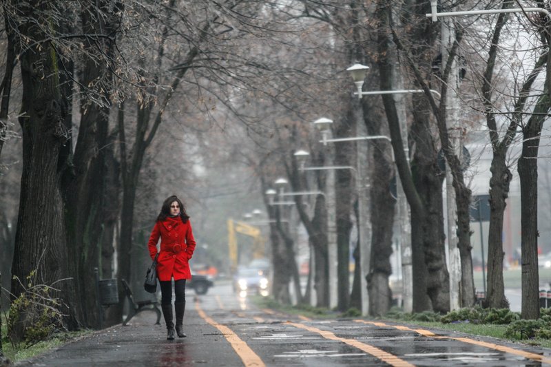 România trece printr-o schimbare meteo neașteptată, întreruptă brusc de un curent de aer rece care coboară dinspre nord-est și aduce o răcire accentuată, încheind perioada anormal de caldă din prima parte a lunii martie