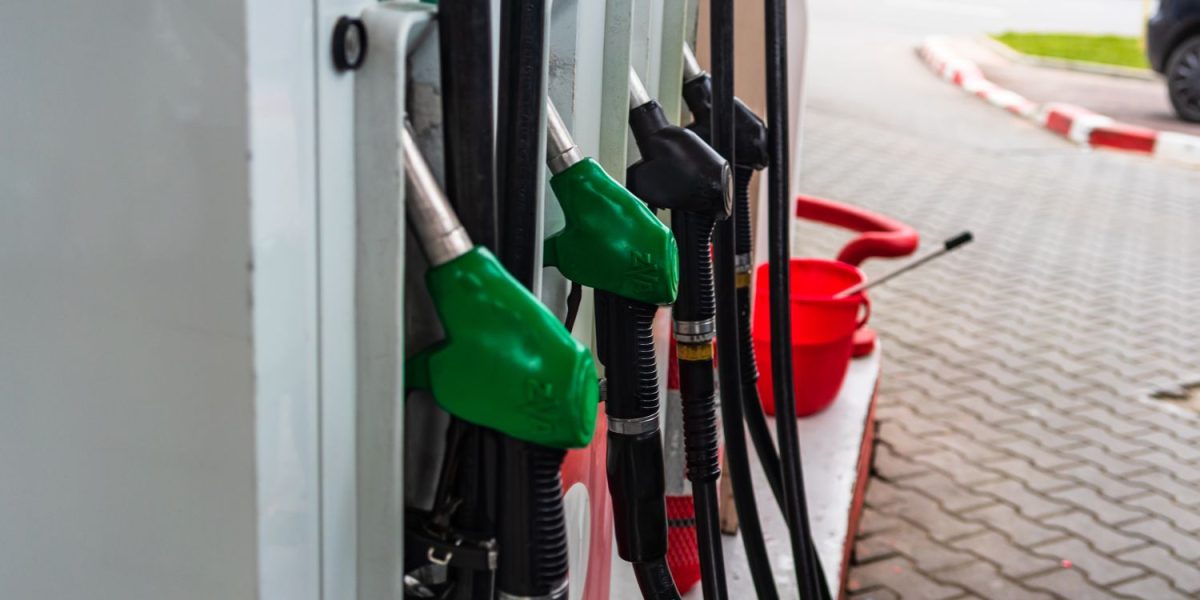 Prețurile carburanților au continuat să crească semnificativ joi dimineață în benzinăriile din întreaga țară, marcând o nouă etapă în scumpirea alarmantă a combustibililor