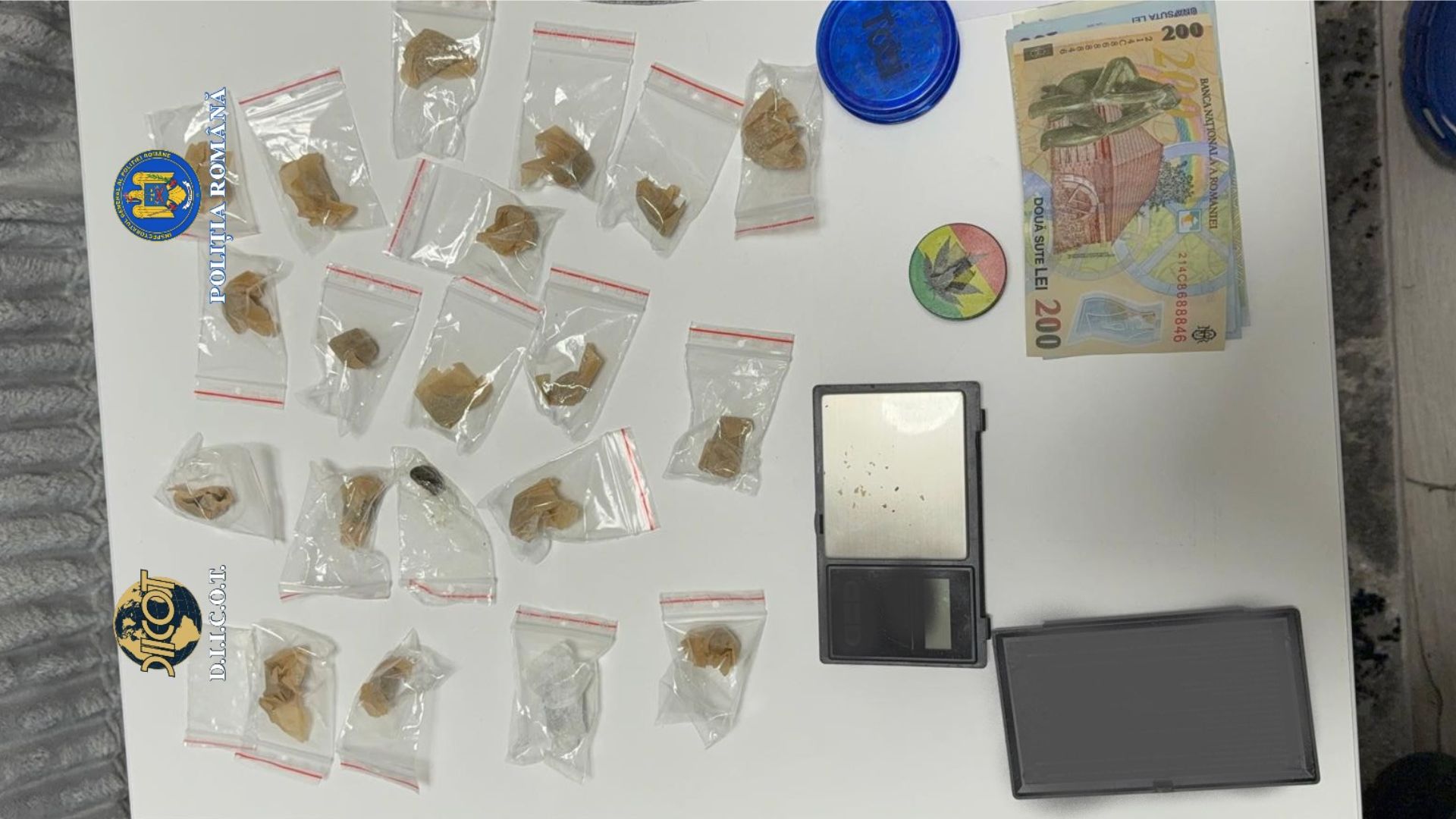 Trei bărbați din Buzău, cercetați pentru trafic internațional de droguri, au fost reținuți de procurorii DIICOT, după o anchetă complexă care a scos la lumină modalități sofisticate de distribuție a substanțelor interzise în mediul online