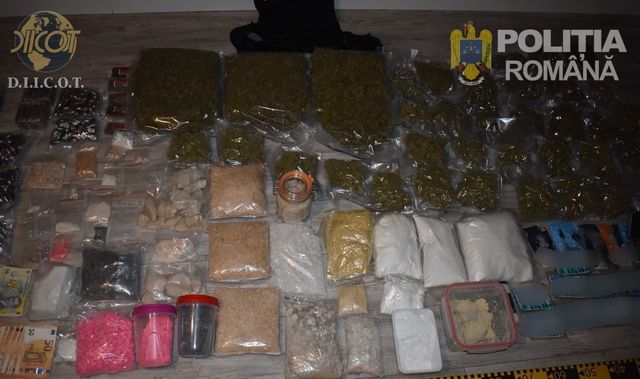 Nouă persoane, cu vârste cuprinse între 18 și 30 de ani, au fost puse sub măsura arestului preventiv în urma unor investigații complexe ale poliției și DIICOT Oradea, legate de un cartel de distribuție de droguri care acționa în oraș