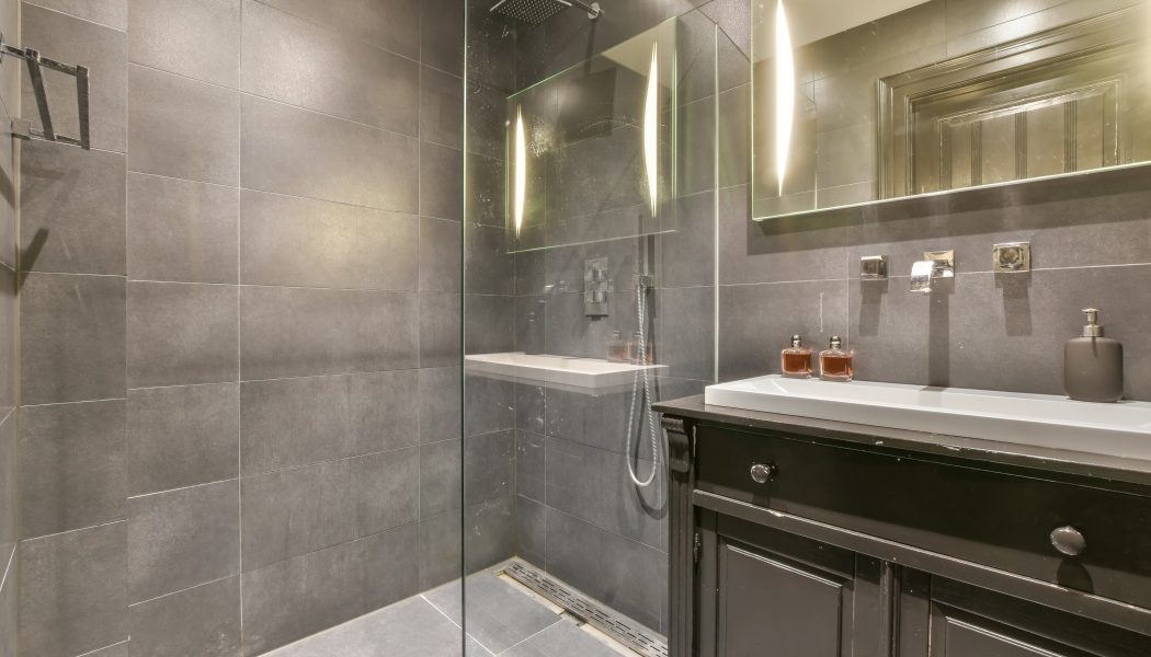 Metoda naturală pentru curățarea ușilor de duș, folosită de gospodine