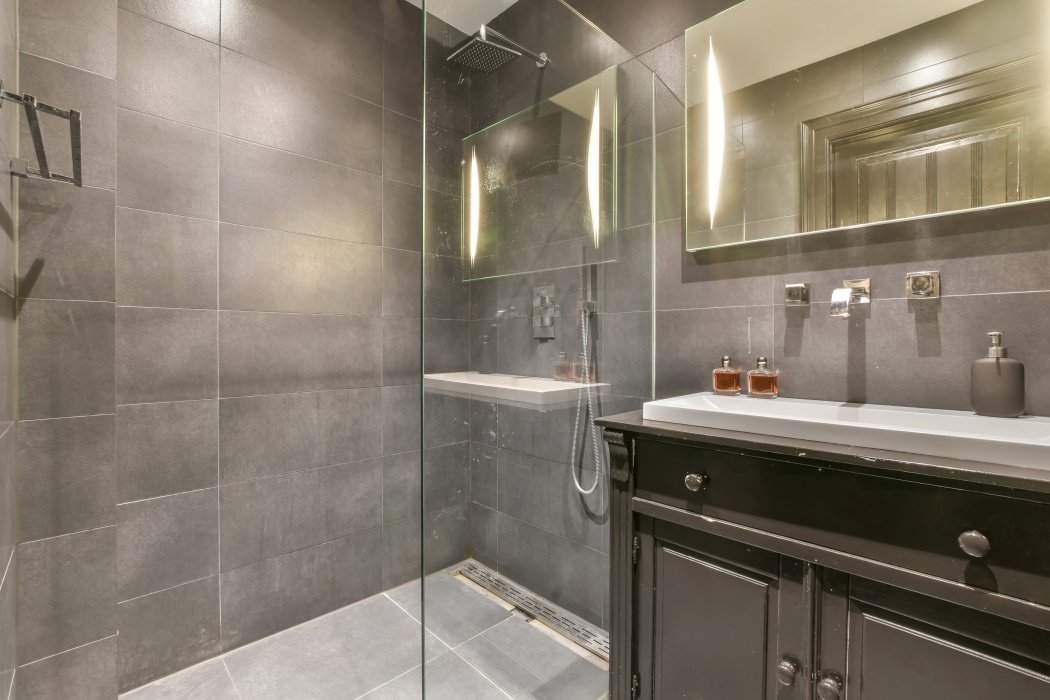 Metoda naturală pentru curățarea ușilor de duș, folosită de gospodine