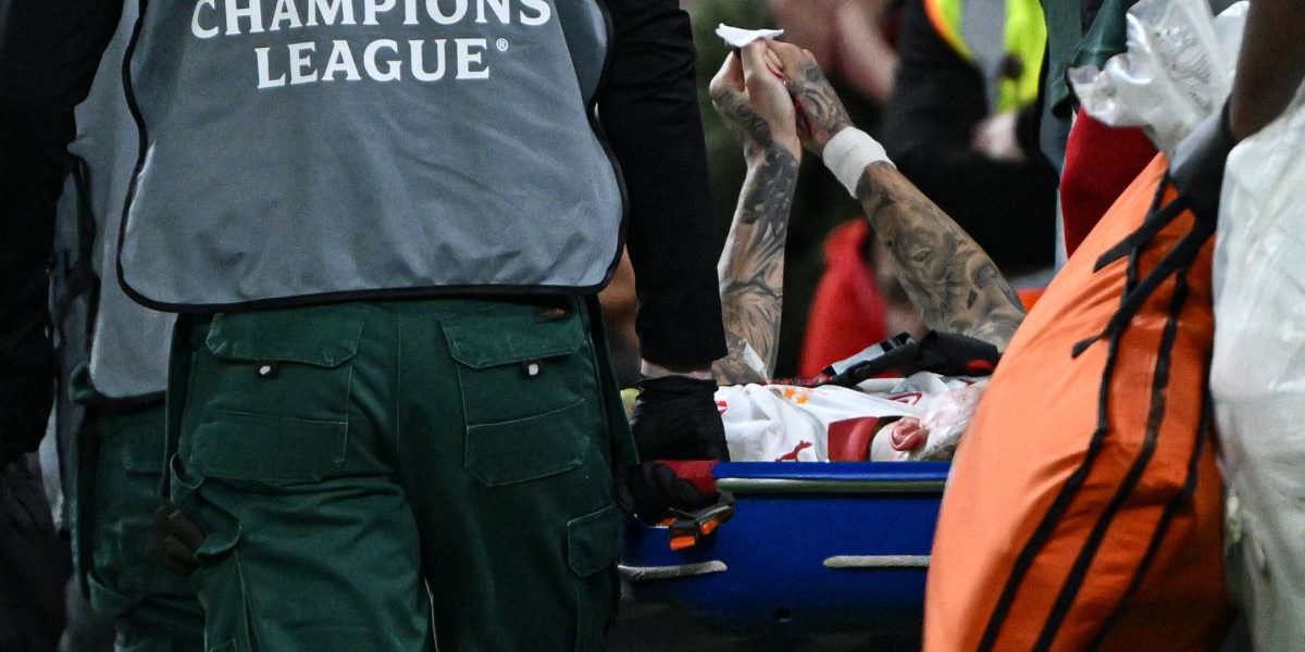 Atacantul echipei turce Galatasaray, Noa Lang, a suferit o accidentare spectaculoasă în timpul meciului cu Liverpool, din optimile de finală ale UEFA Champions League, la Bruxelles