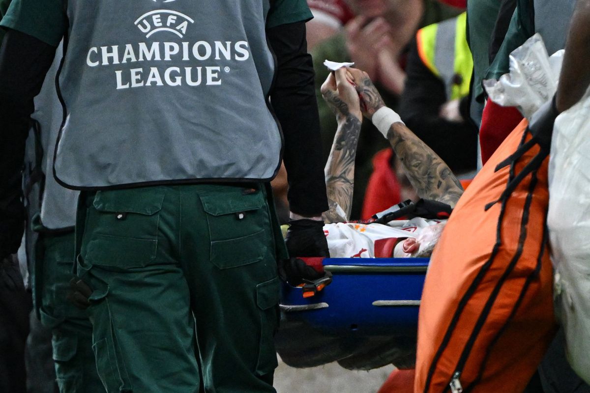 Atacantul echipei turce Galatasaray, Noa Lang, a suferit o accidentare spectaculoasă în timpul meciului cu Liverpool, din optimile de finală ale UEFA Champions League, la Bruxelles