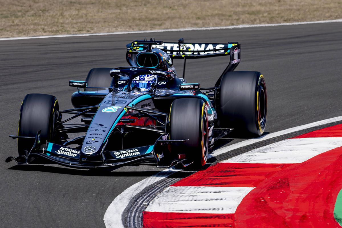 George Russell a pornit din pole position în cursa de Sprint din China, o etapă importantă a sezonului din Formula 1, semn că mașina Mercedes continuă să confirme superioritatea în startul anului, după un calificat remarcabil ce a demonstrat încă o dată puterea echipei germane pe circuit