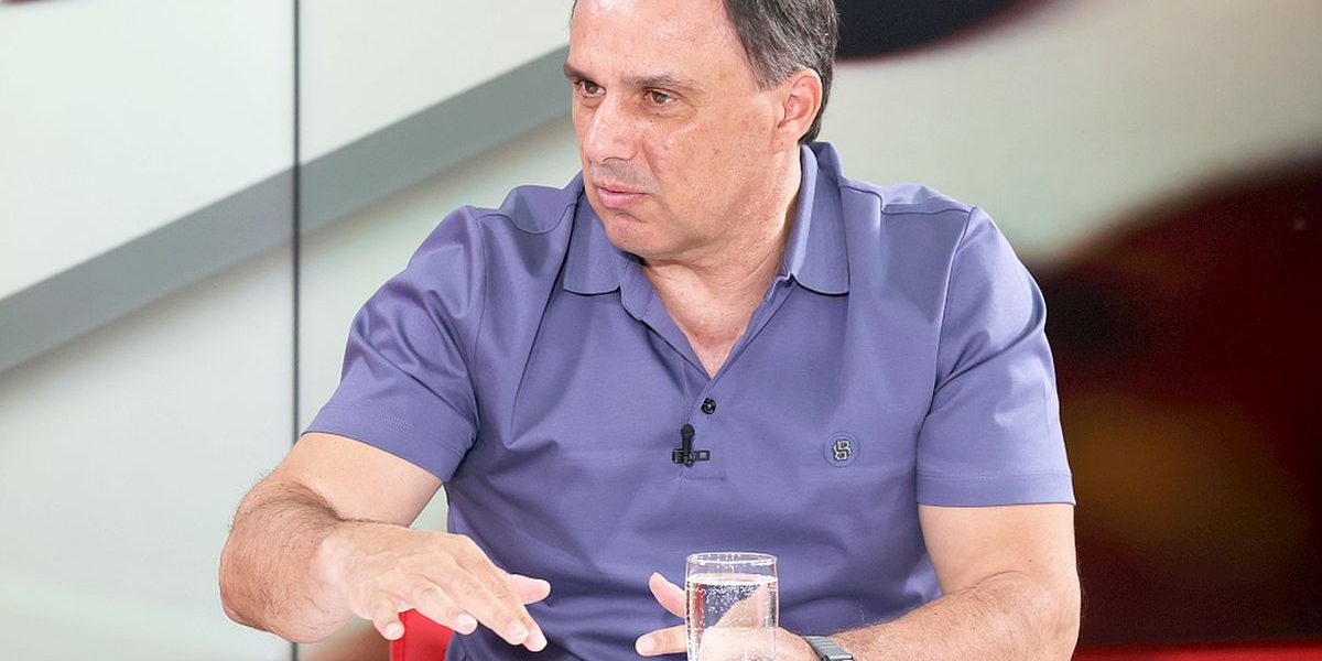 Basarab Panduru, fost un mare mijlocaș al echipei naționale, a anunțat că va opta pentru linia mediană în vederea barajului cu Turcia, programat pentru 26 martie la Istanbul