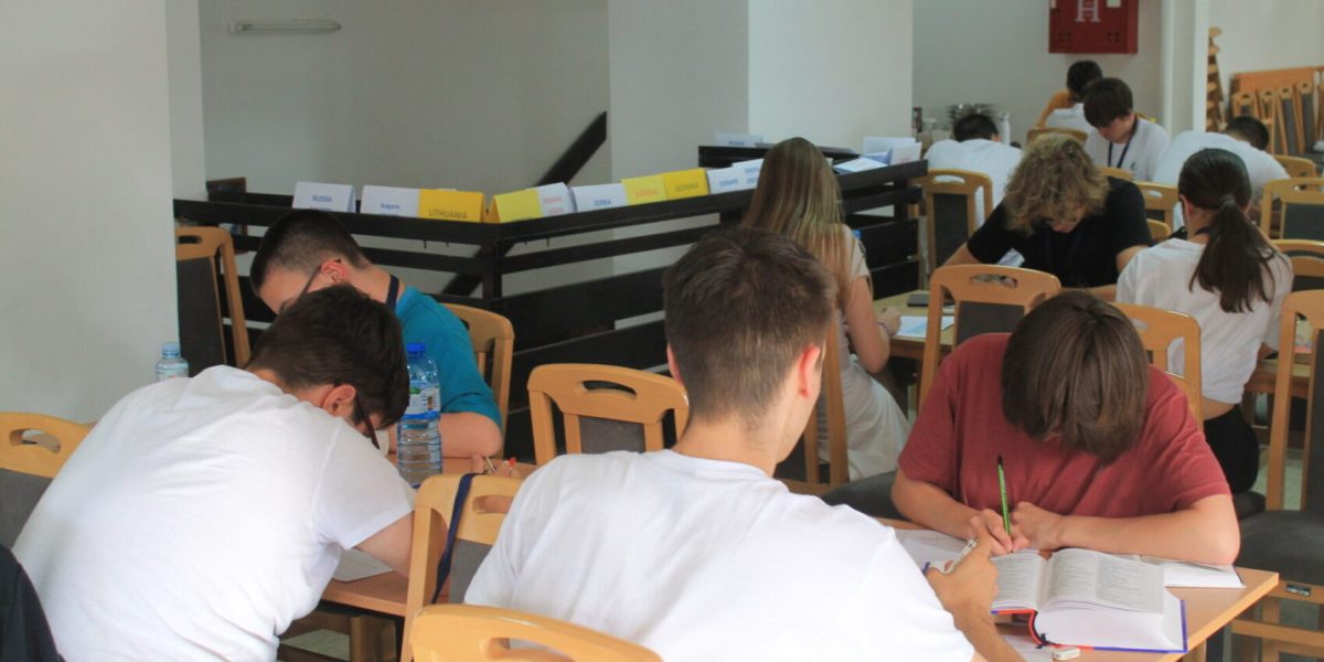 Reprezentanții sindicatelor din învățământ atrag atenția asupra presiunilor exercitate asupra cadrelor didactice Luni, sindicaliștii din învățământul românesc au formulat o avertizare clară despre presiunile exercitate asupra cadrelor didactice pentru participarea la simulările pentru examenele naționale