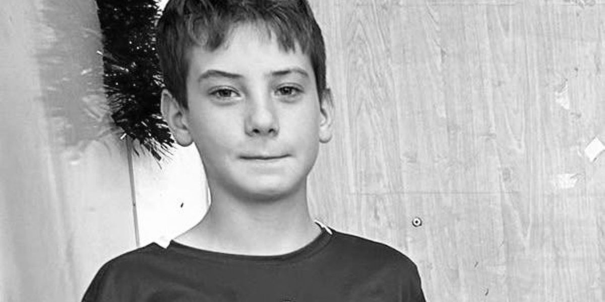 Tragedie în județul Botoșani: elev de 14 ani îngropat în lacrimi după ce s-a prăbușit în timpul orei de sport O comunitate întreagă plânge pierderea tragică a lui Dănuț, un băiat de doar 14 ani, care și-a pierdut viața în condiții neobișnuit de dure în timpul orei de educație fizică