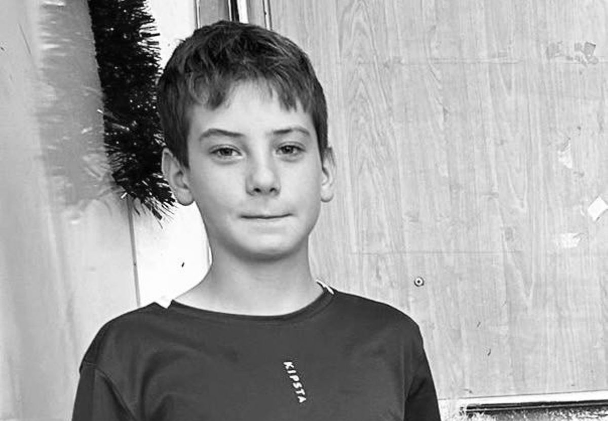 Tragedie în județul Botoșani: elev de 14 ani îngropat în lacrimi după ce s-a prăbușit în timpul orei de sport O comunitate întreagă plânge pierderea tragică a lui Dănuț, un băiat de doar 14 ani, care și-a pierdut viața în condiții neobișnuit de dure în timpul orei de educație fizică