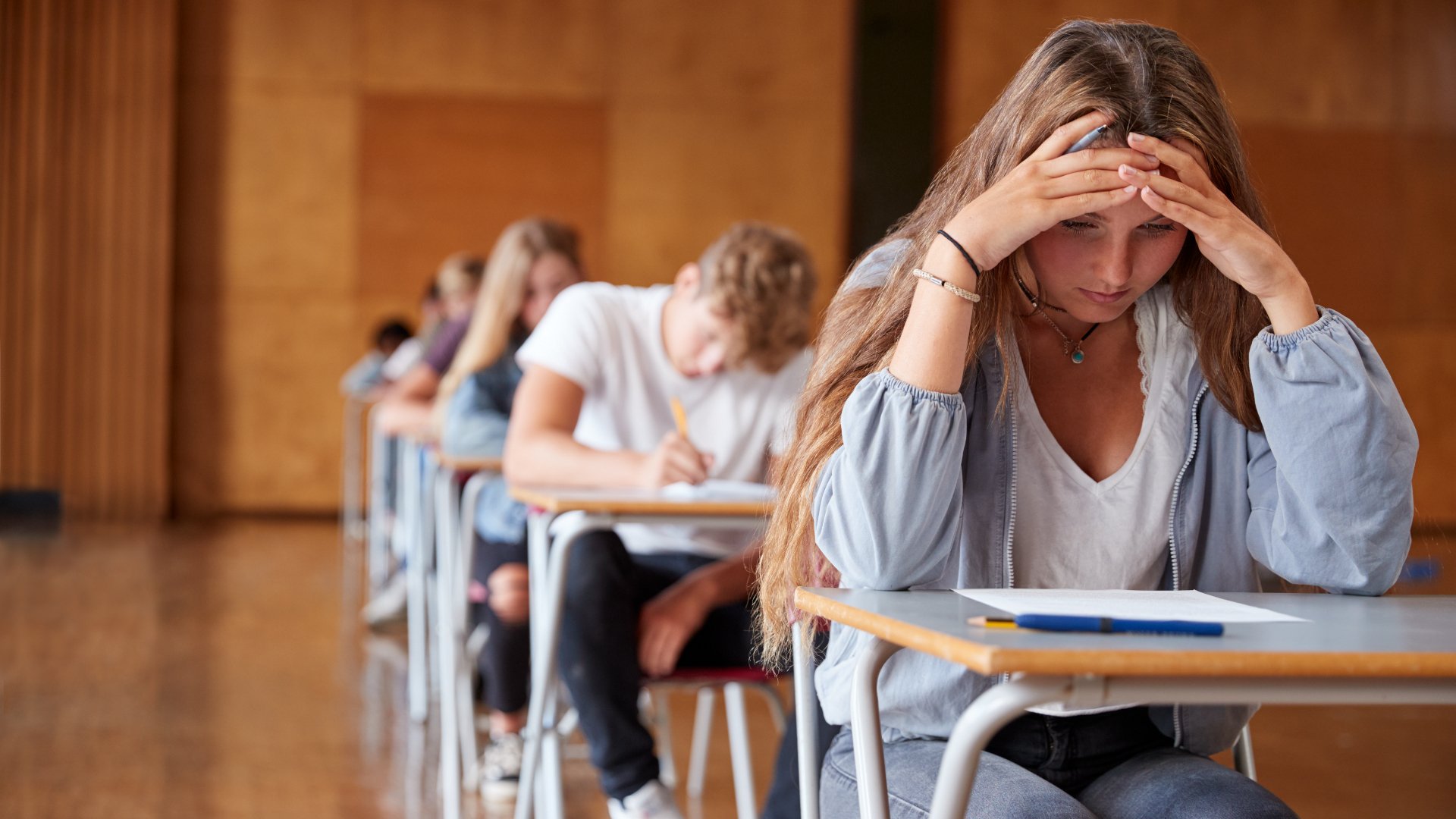 Simulările Evaluării Naționale încep luni, dar aproape 130 de școli din România vor rămâne în afara testărilor din cauza protestelor sindicale Mâine începe sezonul simulărilor pentru Evaluarea Națională a elevilor de clasa a VIII-a, un proces esențial pentru pregătirea finală înainte de examenul oficial, deși circulă vestea că nu toți elevii vor putea participa