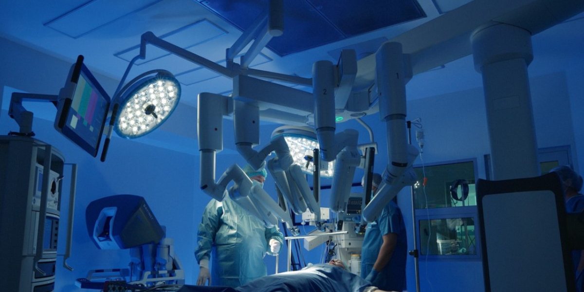 România își intensifică eforturile pentru integrarea tehnologiei avansate în sistemul său de sănătate, după ani de stagnare în domeniul chirurgiei robotică