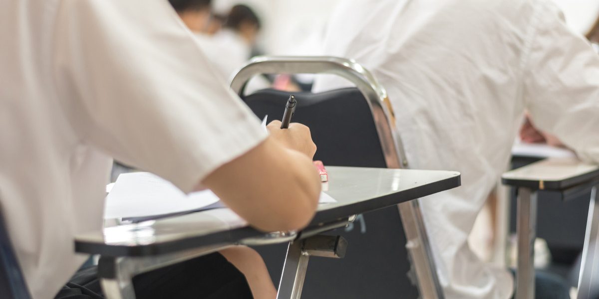 Elevii de clasa a XII-a și a XIII-a, înscriși la formele de învățământ seral sau cu frecvență redusă, au susținut miercuri, 25 martie, proba la alegere a profilului și specializării în cadrul simulării examenului de Bacalaureat 2026