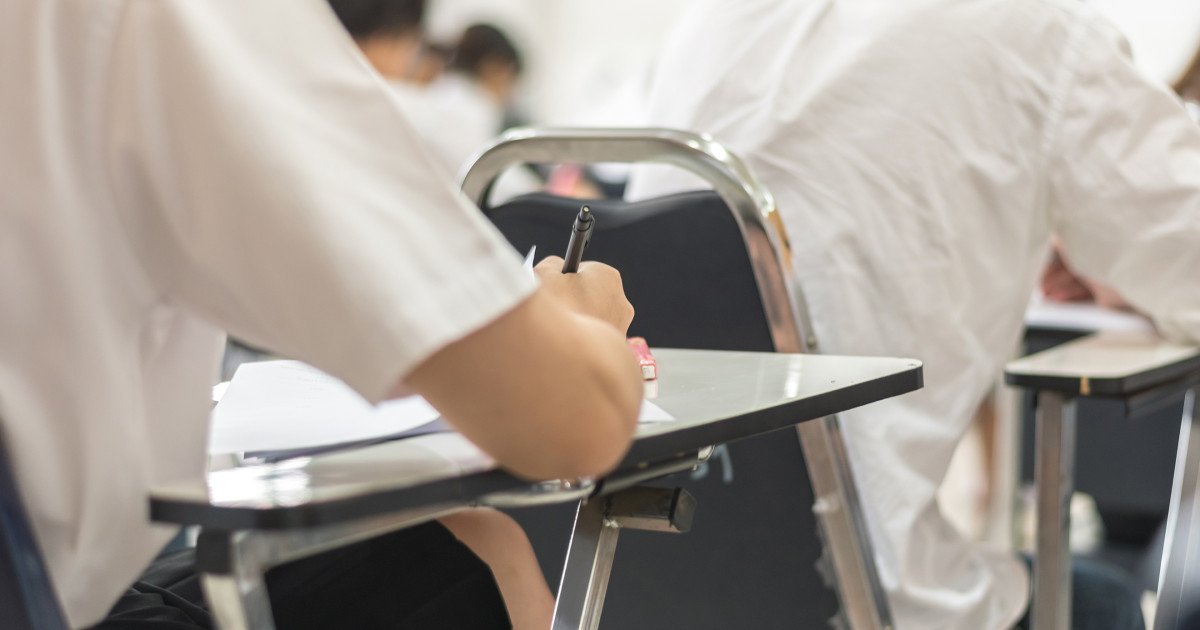 Elevii de clasa a XII-a și a XIII-a, înscriși la formele de învățământ seral sau cu frecvență redusă, au susținut miercuri, 25 martie, proba la alegere a profilului și specializării în cadrul simulării examenului de Bacalaureat 2026