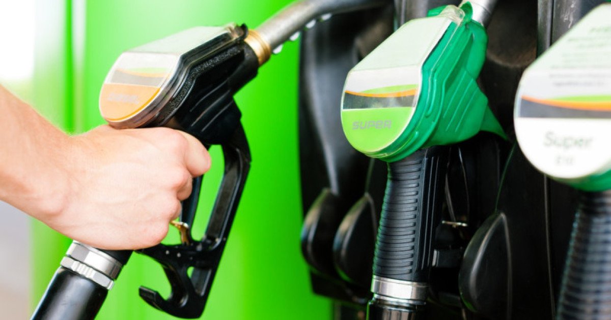 Prețurile carburanților din România au devenit din nou subiect de tensiune politică, după ce, în contextul conflictului din Orientul Mijlociu, prețul la pompă a depășit pragul de 8 lei pe litru, ceea ce a generat nemulțumiri atât din partea consumatorilor, cât și a actorilor politici