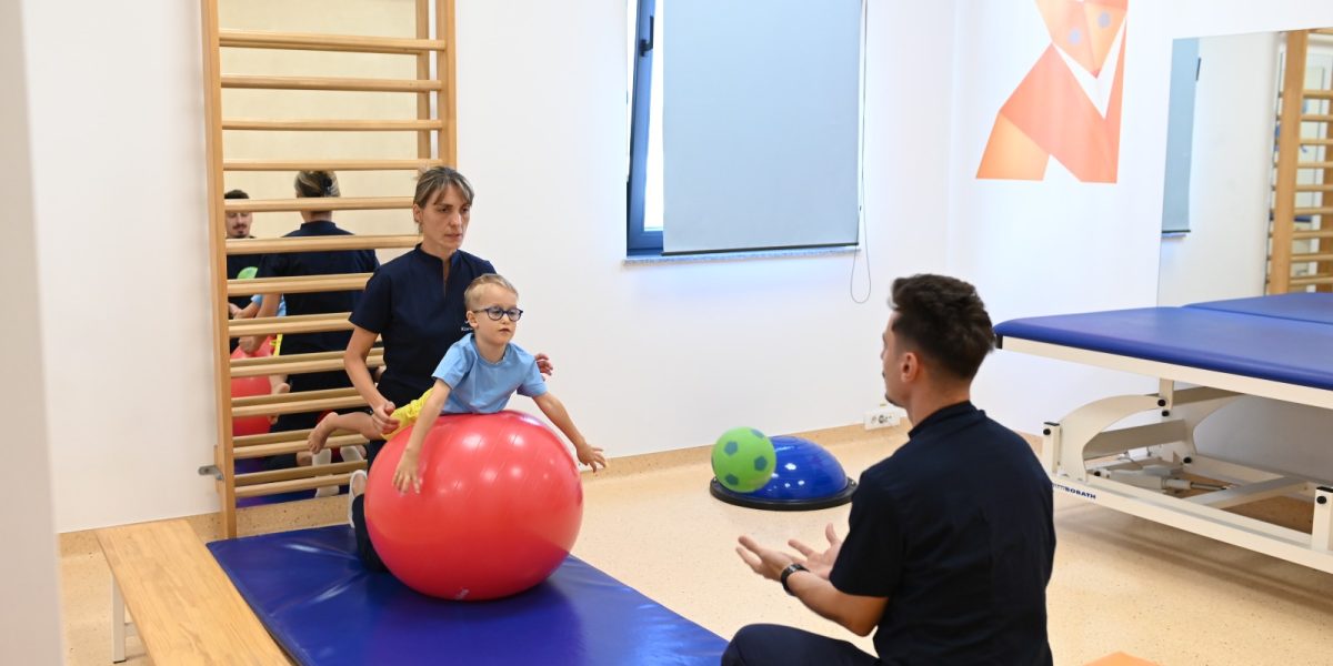 Prevenția în dezvoltarea copilului: importanța evaluărilor profilactice timpurii Multe probleme ale copiilor, precum durerile cronice de spate, posturile incorecte sau dificultățile de învățare, apar adesea ca urmare a unor dezechilibre ascunse, care pot fi identificate mult mai devreme decât devin vizibile