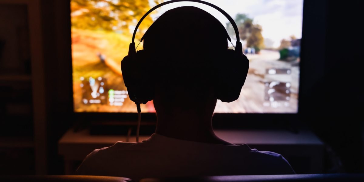 Albert Bandura, unul dintre cei mai influenți psihologi ai secolului XX, a fost un pionier al teoriei comportamentale, dar și un inovator în înțelegerea modului în care oamenii învață și își schimbă comportamentul