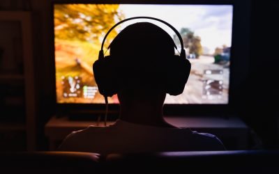 Albert Bandura, unul dintre cei mai influenți psihologi ai secolului XX, a fost un pionier al teoriei comportamentale, dar și un inovator în înțelegerea modului în care oamenii învață și își schimbă comportamentul