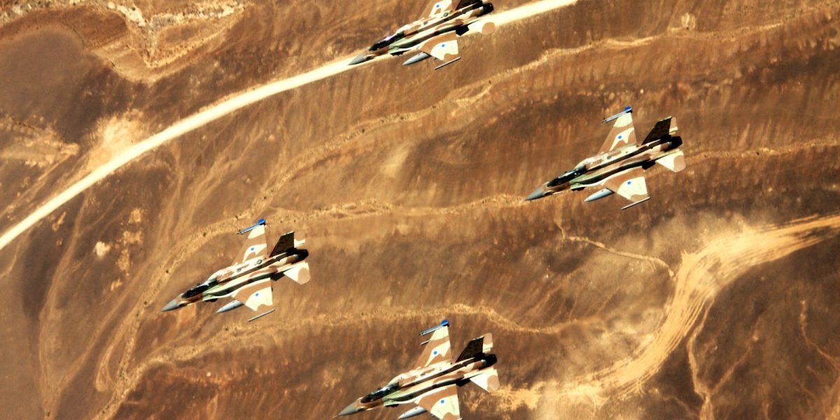 Israelul a lansat un atac amplu asupra infrastructurii militare iraniene din Teheran, ridicând tensiunea regională la un nivel fără precedent în ultimele luni