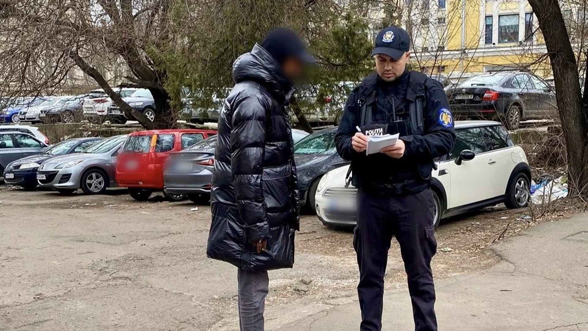 Bucureștenii sunt din nou confruntați cu problema falșilor parcagii, o situație care continuă să pună în pericol atât buzunarele celor care parchează, cât și siguranța publică