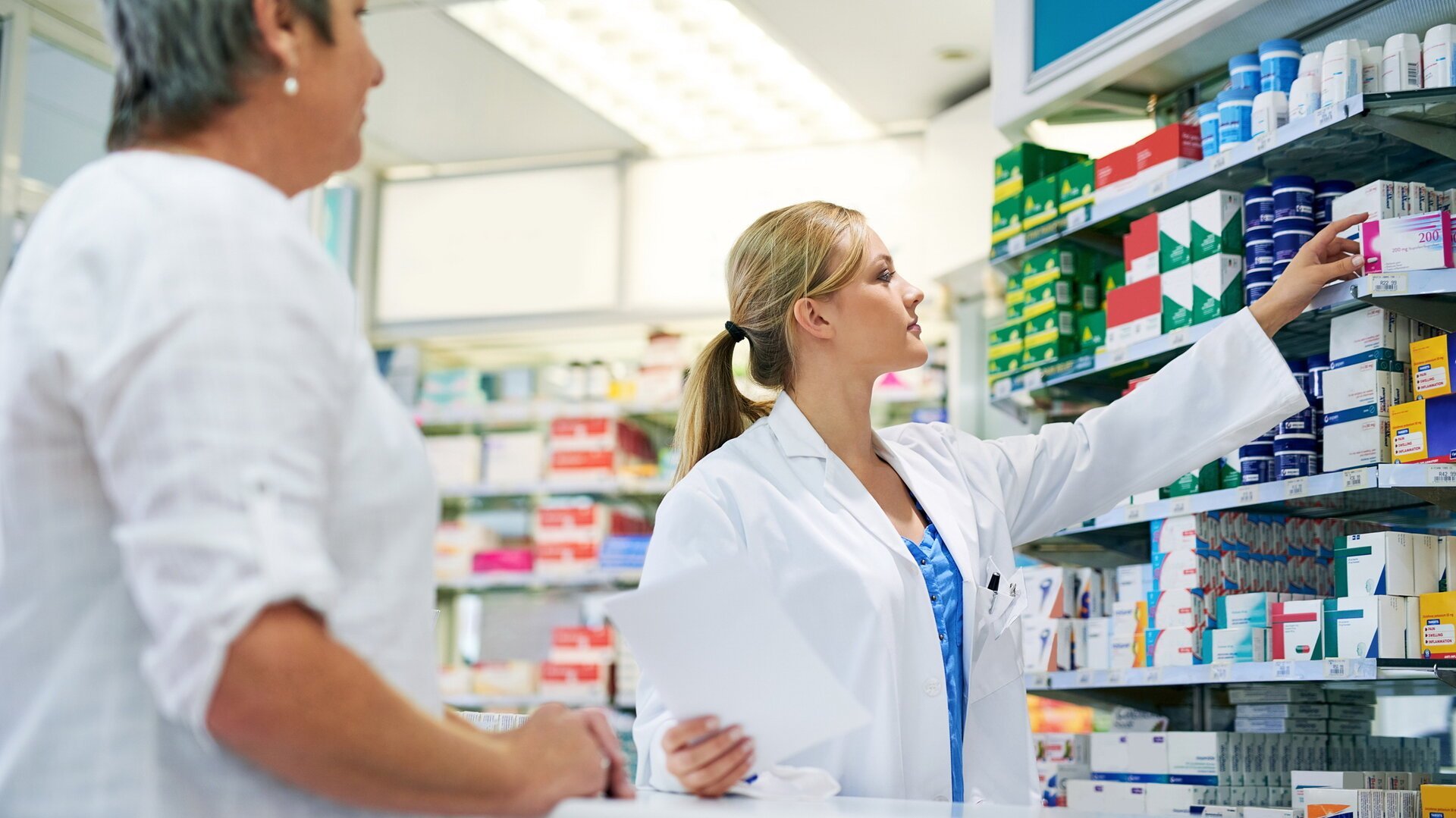 Creșterea prețurilor la medicamente devine o sursă tot mai îngrijorătoare pentru români, în special pentru pensionari, care resimt cu acutitate impactul unei situații ce pare să se agraveze de la o lună la alta