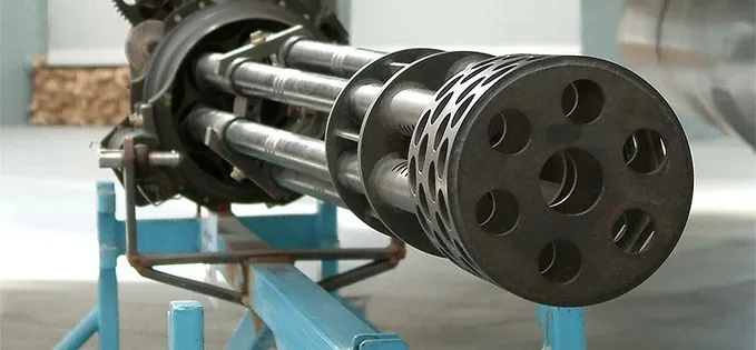 Sistemul CIWS Phalanx interceptând o rachetă în aer