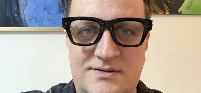 Ochelarii smart de la Meta și Ray-Ban sub lupa controversei privind confidențialitatea În ultima vreme, ochelarii inteligenți de la Meta și brandurile partenere, Ray-Ban și, mai nou, Oakley, au făcut valuri în domeniul tehnologiei purtabile