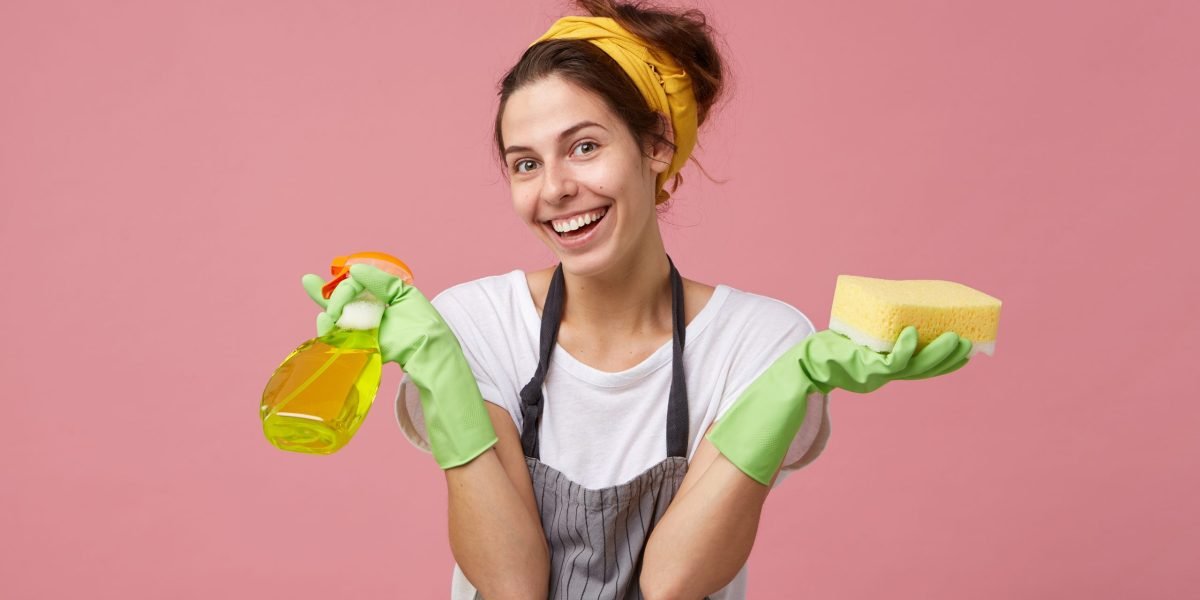 Ce salariu are o femeie de serviciu în 2026: Sumele dezvăluite de români În România anului 2026, cealaltă față a industriei serviciilor secolului XXI devine tot mai vizibilă, odată cu creșterea salariilor și cu dezvăluirea cifrelor din teren