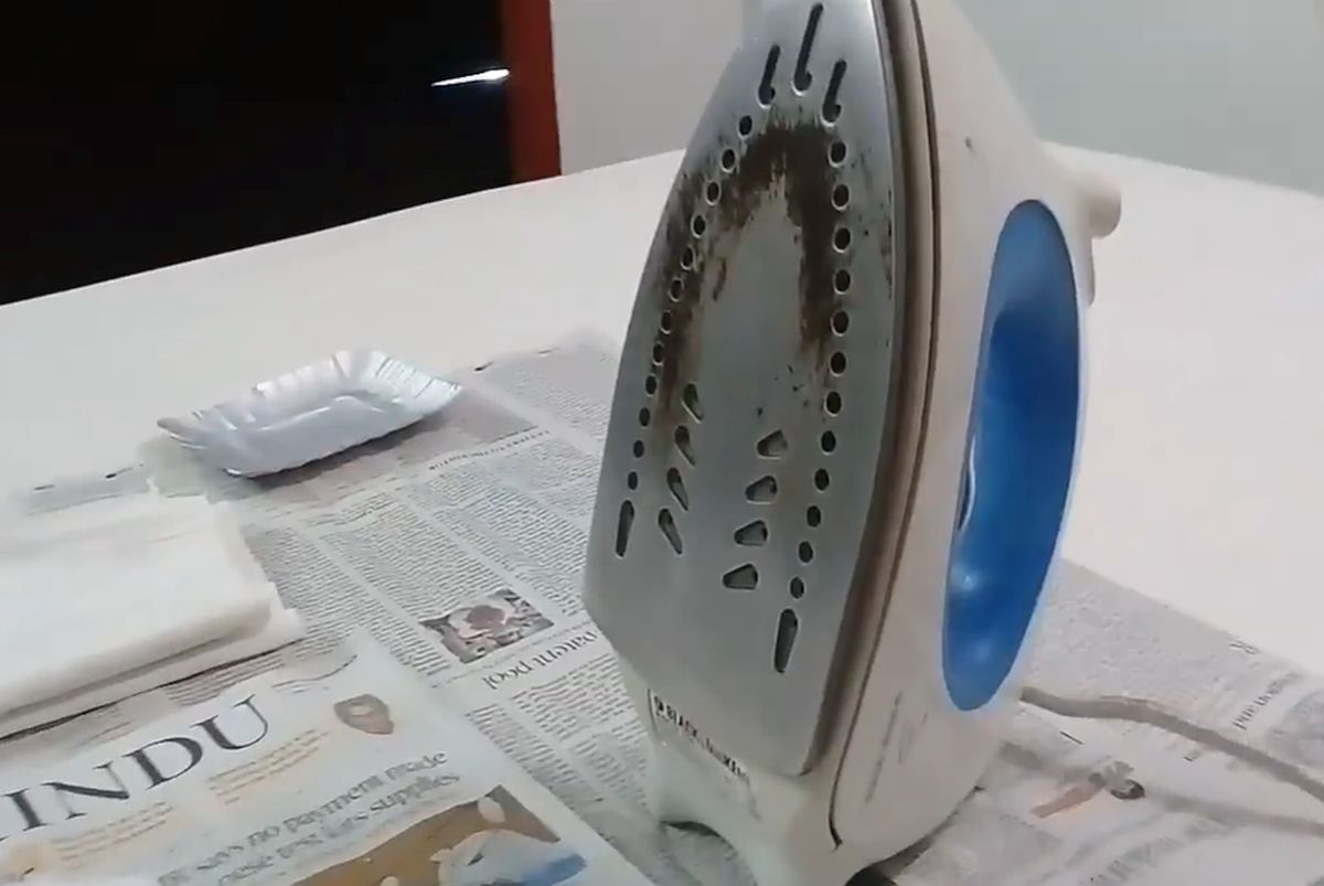 Fierul de călcat, prieten sau dușman? Cum să eviți și să tratezi arsurile pe talpă Fiecare gospodar știe cât de frustrant poate fi un fier de călcat care, dintr-un motiv sau altul, începe să bage pete și să lase urme neplăcute pe haine
