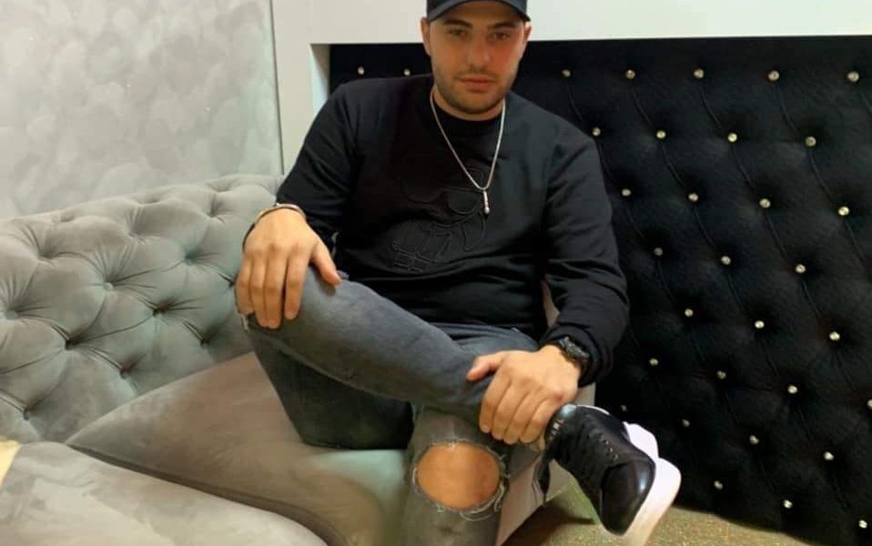 Fiul celebrului Nicolae Guță, prins la volan sub influența substanțelor interzise, rămâne în vizorul autorităților din Hunedoara Un incident rutier în care a fost implicat fiul celebrului cântăreț de manele Nicolae Guță, un tânăr de 34 de ani din Petroșani, a atras atenția în ultimele zile asupra problemelor legale ale membrilor din lumea mondenă a județului Hunedoara