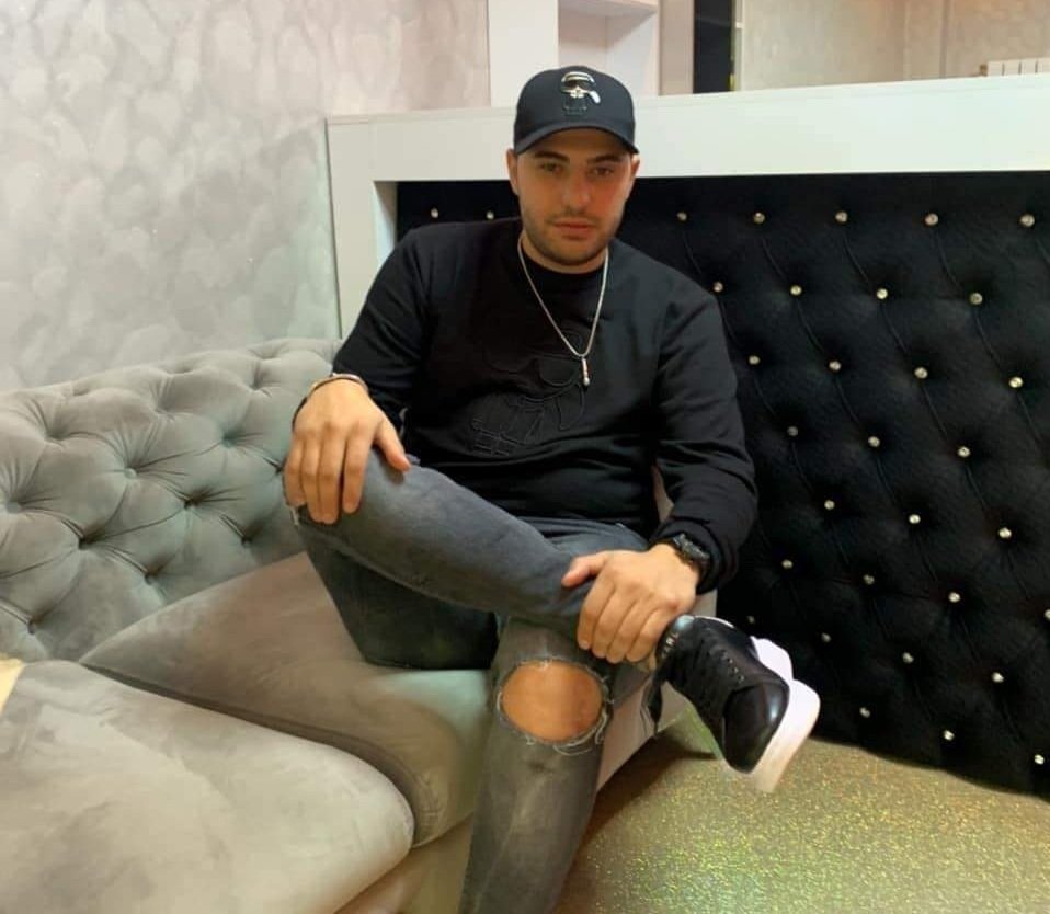 Fiul celebrului Nicolae Guță, prins la volan sub influența substanțelor interzise, rămâne în vizorul autorităților din Hunedoara Un incident rutier în care a fost implicat fiul celebrului cântăreț de manele Nicolae Guță, un tânăr de 34 de ani din Petroșani, a atras atenția în ultimele zile asupra problemelor legale ale membrilor din lumea mondenă a județului Hunedoara