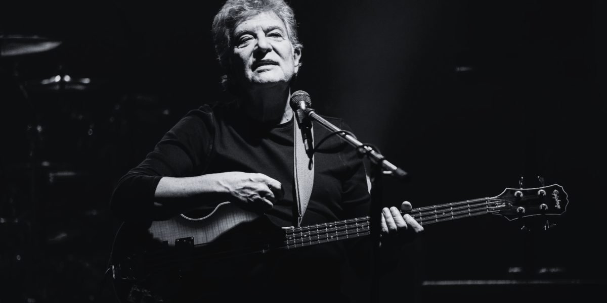 Iulian „Mugurel” Vrabete, legendarul basist al formației Holograf, a trecut în neființă, lăsând în urmă o amprentă inconfundabilă pe scena muzicii rock românești