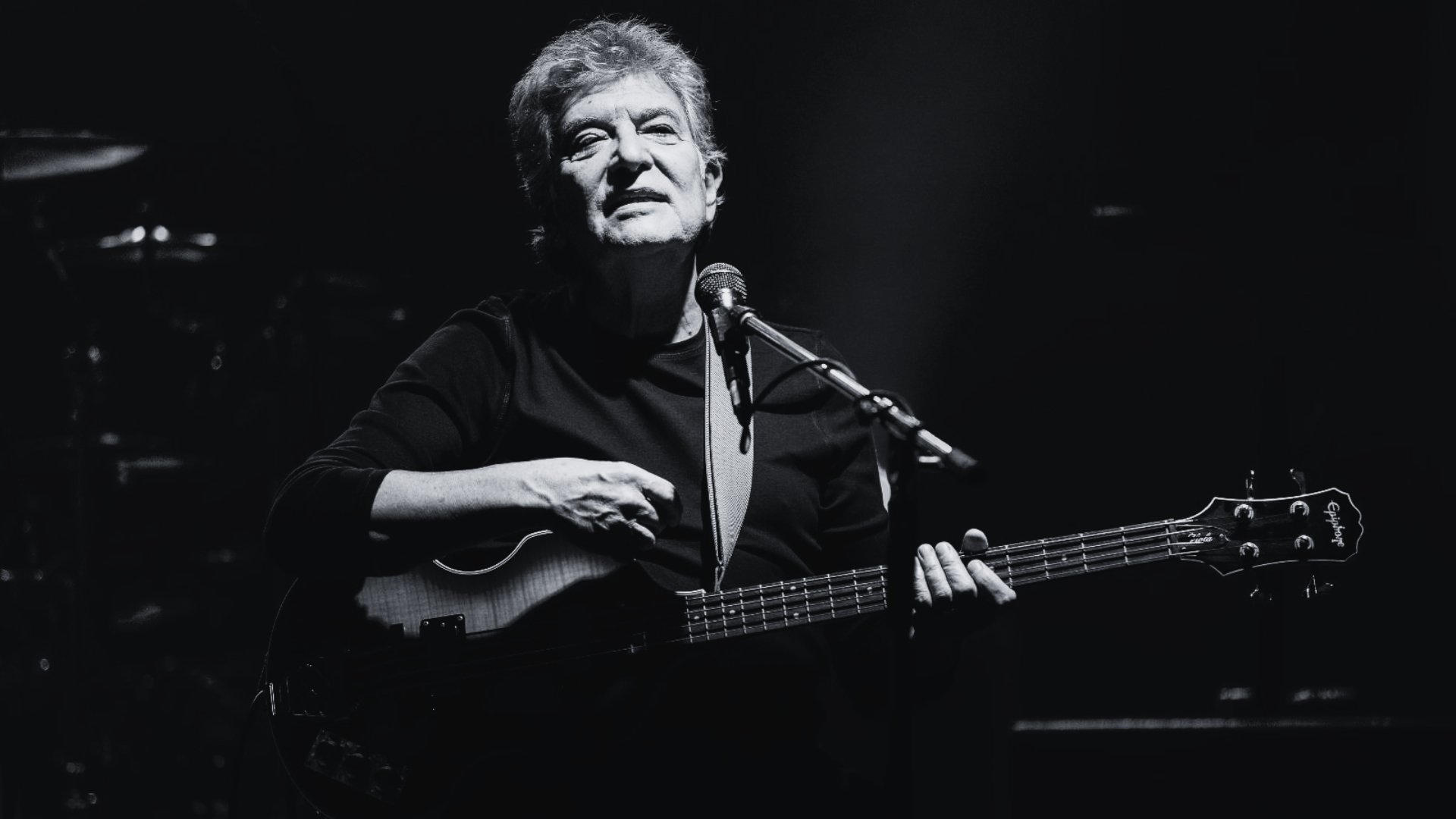 Iulian „Mugurel” Vrabete, legendarul basist al formației Holograf, a trecut în neființă, lăsând în urmă o amprentă inconfundabilă pe scena muzicii rock românești