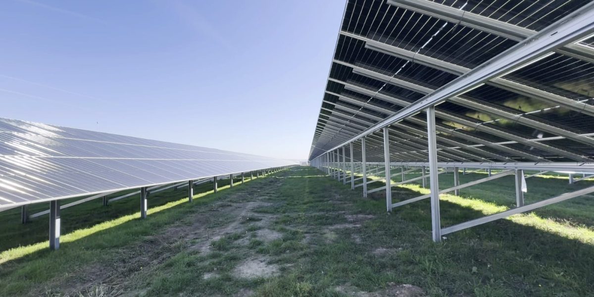 România a atins un nou record de producție instantanee de energie solară, incident chiar vineri, la ora 12:48, când parcurile fotovoltaice dispecerizabile au generat în mod simultan 2.081 MW, reprezentând aproximativ 29% din întreaga producție națională de electricitate