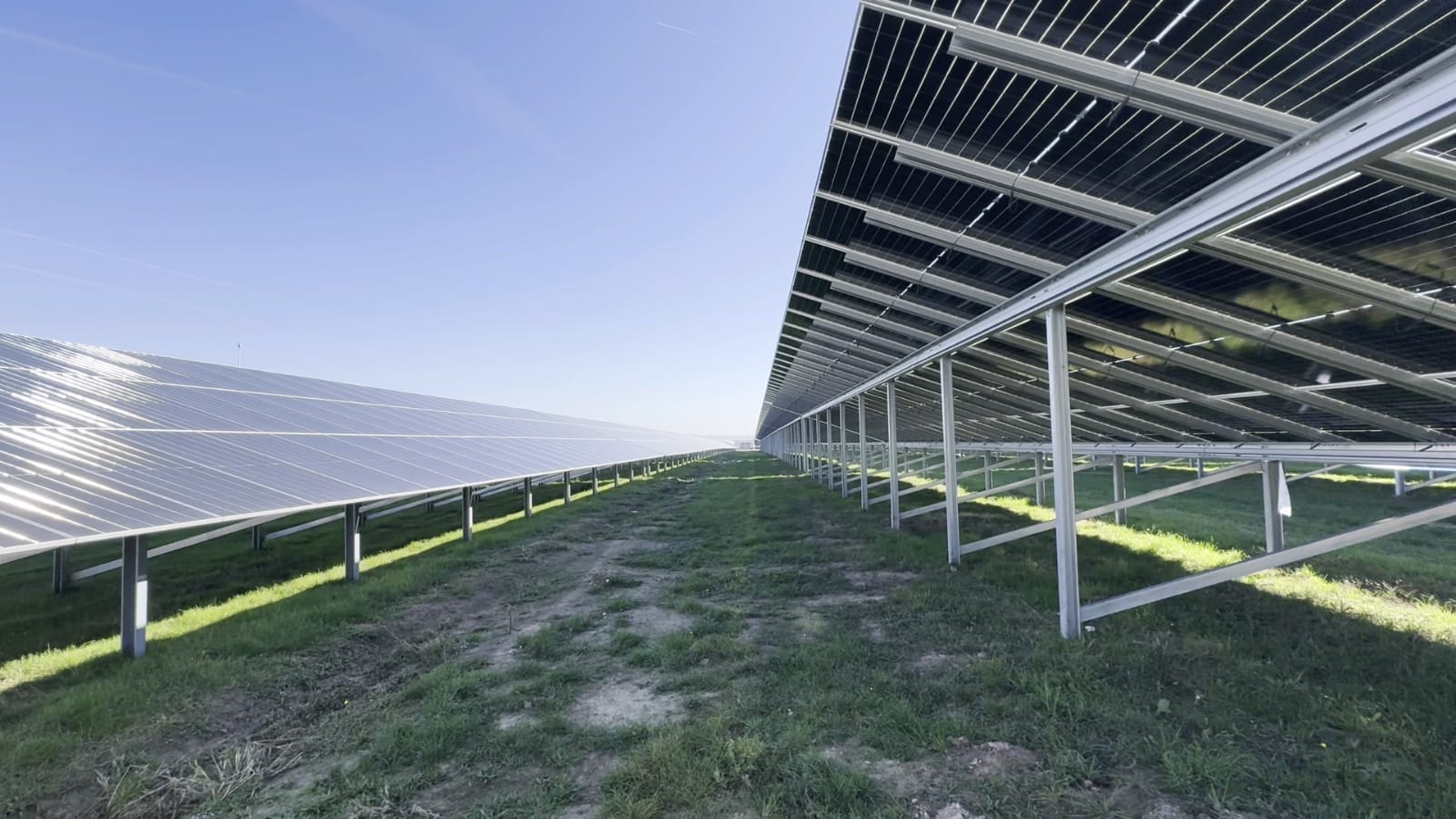 România a atins un nou record de producție instantanee de energie solară, incident chiar vineri, la ora 12:48, când parcurile fotovoltaice dispecerizabile au generat în mod simultan 2.081 MW, reprezentând aproximativ 29% din întreaga producție națională de electricitate