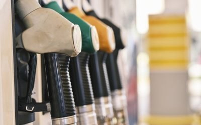 Guvernul analizează în aceste zile mai multe scenarii pentru a controla prețul carburanților, în contextul creșterii continue a prețurilor internaționale ale țițeiului și impactului acesteia asupra bugetelor românilor
