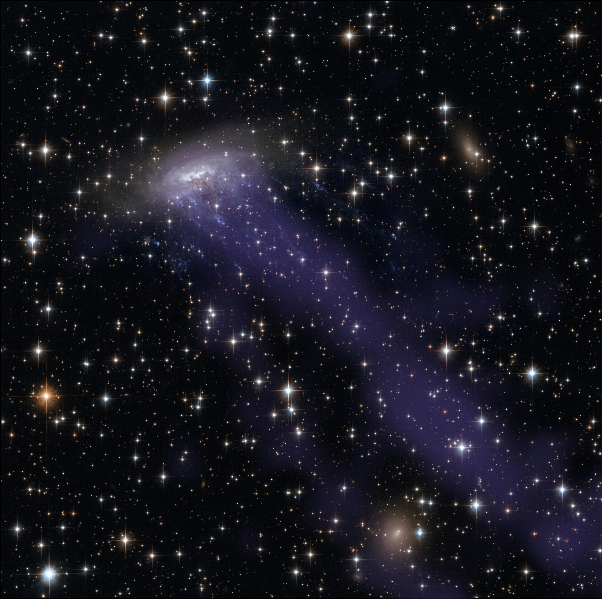 O descoperire surprinzătoare a fost făcută recent de echipa de cercetători de la Universitatea din Waterloo, Canada: cea mai îndepărtată galaxie cu tentacule observată vreodată a fost identificată cu ajutorul tehnologiei avansate de la Telescopul Spațial James Webb