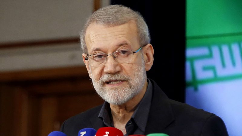 Un vas de război al marinei americane, considerat a fi încărcat cu mii de parașutiști și soldați, se apropie obosit de coasta Singapore-ului, în Mării Andaman, conform datelor de urmărire maritimă