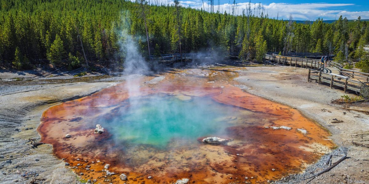 După mai bine de cinci ani de tăcere, Gheizerul Echinus din Parcul Național Yellowstone a avut o eruptie neașteptată, reamintind lumii de dinamismul extraordinar al unuia dintre cele mai fascinante fenomene geotermale ale Planetei