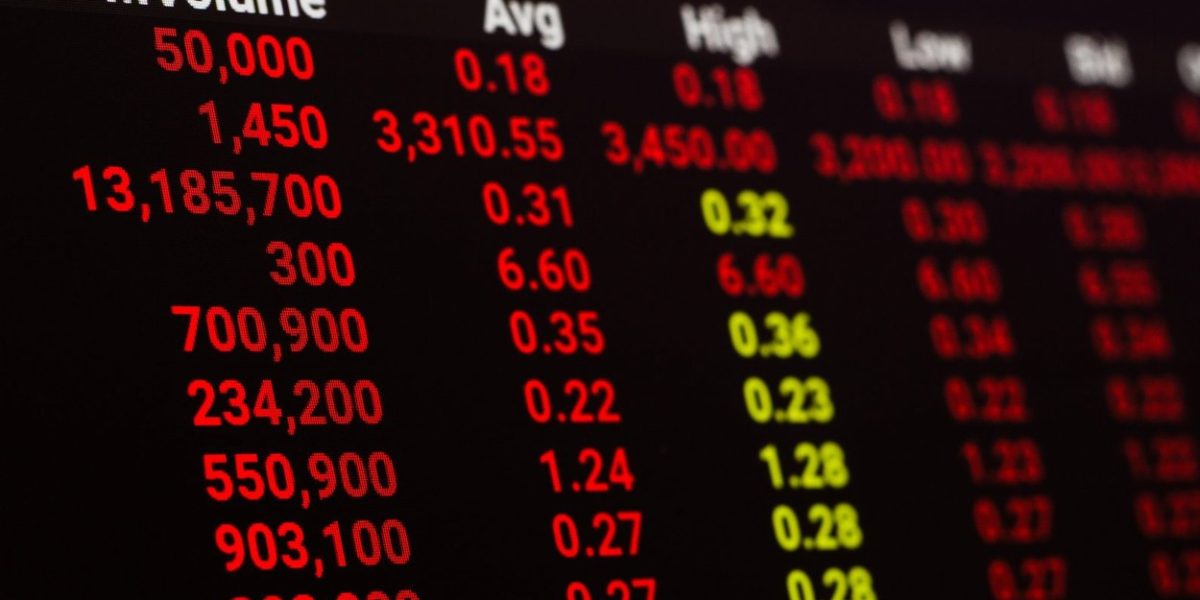 Bursa de la București a încheiat ziua în teritoriu negativ, indicele BET înregistrând o scădere de 1%, într-un decor de volatilitate accentuată și corecții pe majoritatea acțiunilor din piață