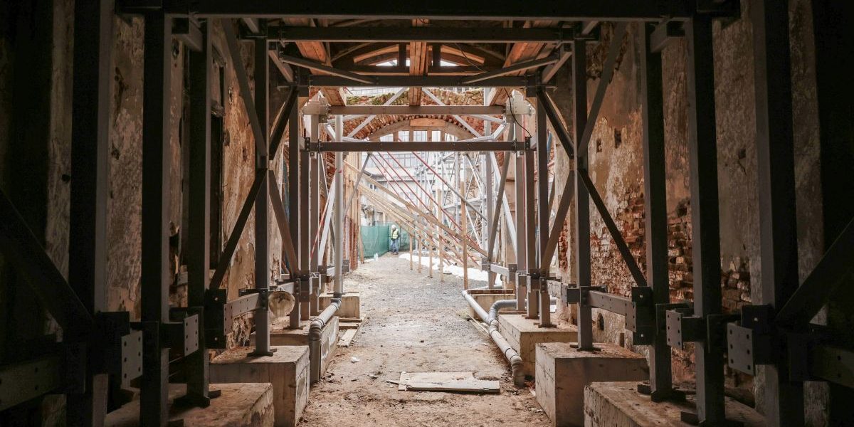 Primăria Capitalei finalizează intervențiile de salvare a Hanului Solacolu, o clădire emblematică din inima Bucureștiului Clădirea Hanului Solacolu, un simbol al istoriei și arhitecturii vechi din București, a fost scosă din riscul de colaps printr-un amplu proiect de intervenție inițiat de autoritățile locale