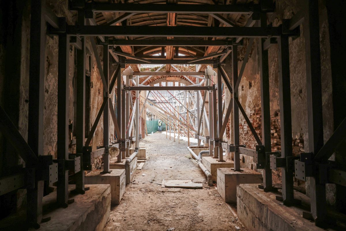 Primăria Capitalei finalizează intervențiile de salvare a Hanului Solacolu, o clădire emblematică din inima Bucureștiului Clădirea Hanului Solacolu, un simbol al istoriei și arhitecturii vechi din București, a fost scosă din riscul de colaps printr-un amplu proiect de intervenție inițiat de autoritățile locale